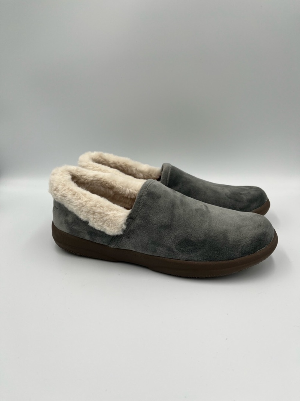 Vionic Clare women’s Gray Slipper Shoes with Faux Fur Trim size 6.5